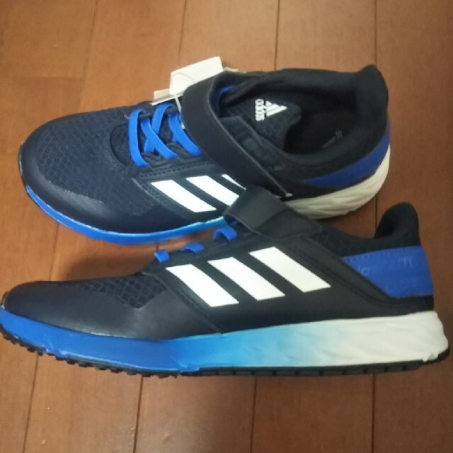 adidas(アディダス)のadidasスニーカー23.5cm キッズ/ベビー/マタニティのキッズ靴/シューズ(15cm~)(スニーカー)の商品写真