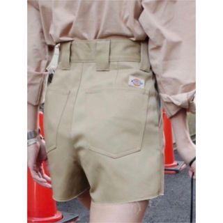 クラネ(CLANE)の【CLANE】Dickies コラボ ショートパンツ（ベージュ）(ショートパンツ)