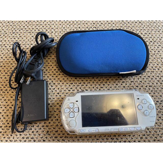 PlayStation Portable(プレイステーションポータブル)のSONY PSP ホワイト　ソフト4種セット　メモリースティック付き エンタメ/ホビーのゲームソフト/ゲーム機本体(携帯用ゲーム機本体)の商品写真