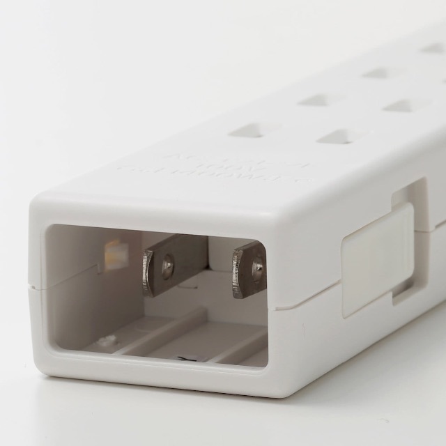 MUJI (無印良品)(ムジルシリョウヒン)のジョイントタップ・ロック付・コンセント４個口／ＵＳＢポート１個口 スマホ/家電/カメラの生活家電(変圧器/アダプター)の商品写真