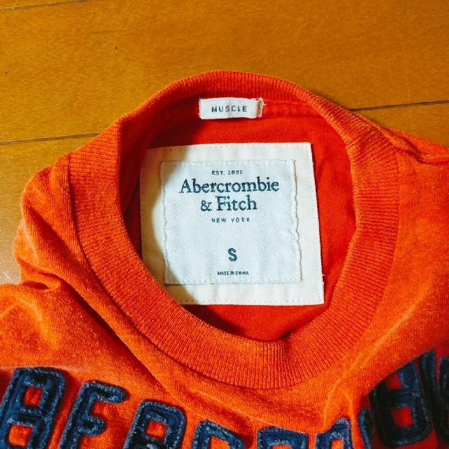 Abercrombie&Fitch(アバクロンビーアンドフィッチ)のTシャツ♡S(朱色) メンズのトップス(Tシャツ/カットソー(半袖/袖なし))の商品写真