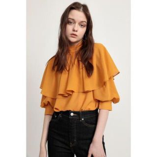 スライ(SLY)の新品タグ付き　SLY BACK RIBBON CAPE トップス(シャツ/ブラウス(長袖/七分))