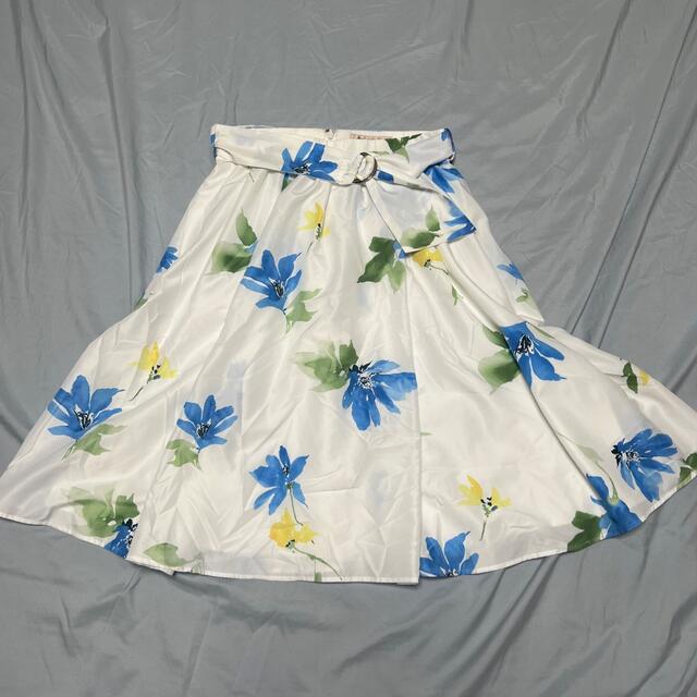 Crisp(クリスプ)の美品アプワイザーリッシェ 花柄フラワースカートホワイトサイズ2（M〜L） レディースのスカート(ひざ丈スカート)の商品写真