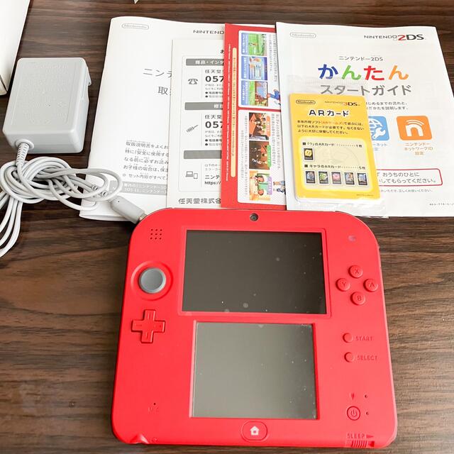 ニンテンドー2DS(ニンテンドー2DS)の任天堂　2DS レッド エンタメ/ホビーのゲームソフト/ゲーム機本体(家庭用ゲーム機本体)の商品写真