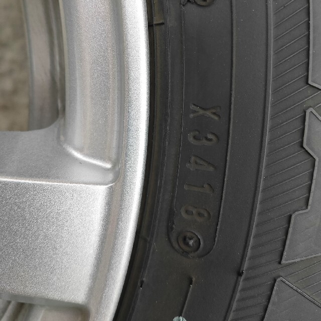 Goodyear(グッドイヤー)の関東圏内手渡しＯＫ【15インチ4本set】スタッドレスタイヤ+ホイール 自動車/バイクの自動車(タイヤ・ホイールセット)の商品写真