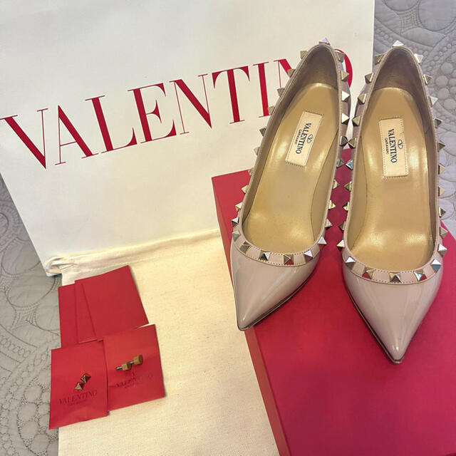 VALENTINO(ヴァレンティノ)のほぼ未使用 ヴァレンティノ ロックスタッズパテントパンプス 8.5MM レディースの靴/シューズ(ハイヒール/パンプス)の商品写真