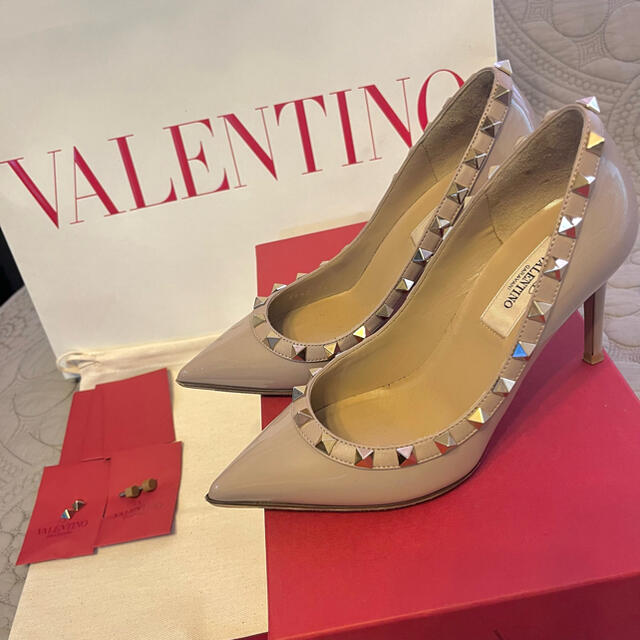 VALENTINO(ヴァレンティノ)のほぼ未使用 ヴァレンティノ ロックスタッズパテントパンプス 8.5MM レディースの靴/シューズ(ハイヒール/パンプス)の商品写真