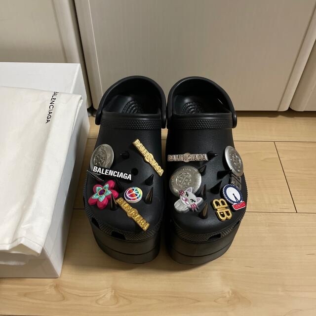 Balenciaga(バレンシアガ)の未使用美品バレンシアガピン付きクロックス レディースの靴/シューズ(サンダル)の商品写真