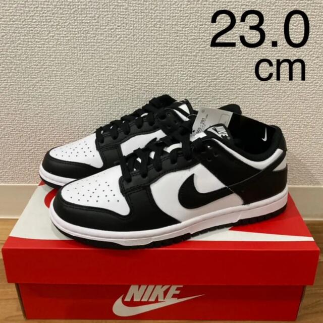 NIKE(ナイキ)のNIKE WMNS DUNK LOW WHITE/BLACK パンダ 23cm レディースの靴/シューズ(スニーカー)の商品写真