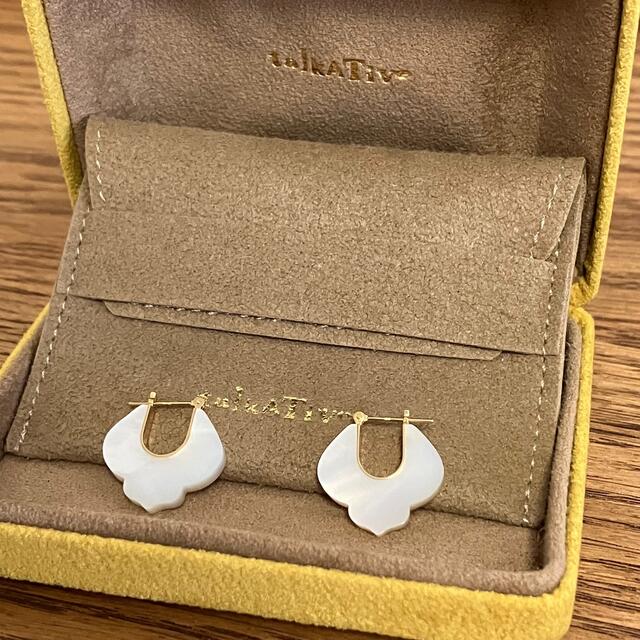 talkativeトーカティブ*CRESTピアス ホワイトマザーオブパールの talkativeトーカティブ*CRESTピアス ホワイトマザーオブパールの