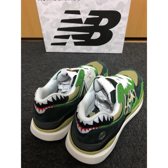 A BATHING APE(アベイシングエイプ)の【新品】BAPE × NEW BALANCE5740 カモフラシャークスニーカー メンズの靴/シューズ(スニーカー)の商品写真