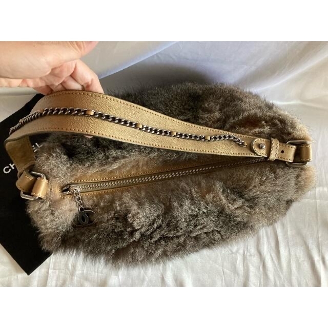 CHANEL(シャネル)の専用♡シャネル　CHANEL ハーフムーン　ファー　チェーンショルダーバッグ  レディースのバッグ(ショルダーバッグ)の商品写真