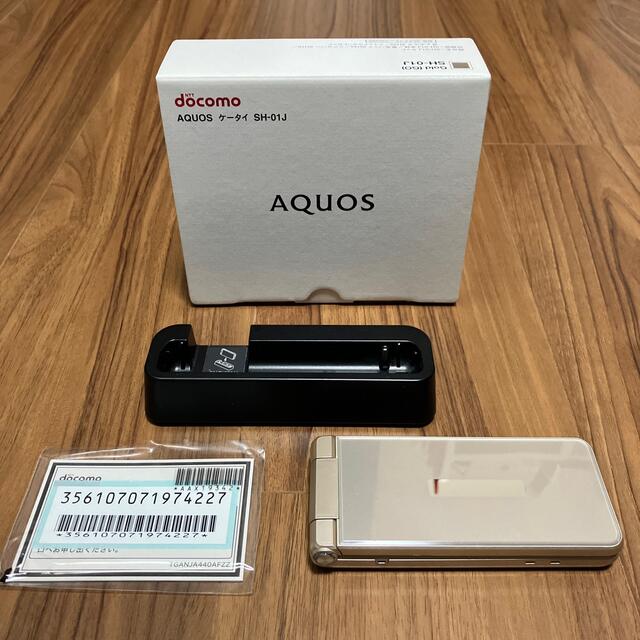 AQUOS(アクオス)のドコモ AQUOS ケータイ SH-01J ゴールド スマホ/家電/カメラのスマートフォン/携帯電話(携帯電話本体)の商品写真