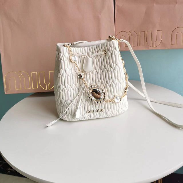 正規激安 miumiu 白 巾着ショルダーバッグ バゲットバッグ クリスタル