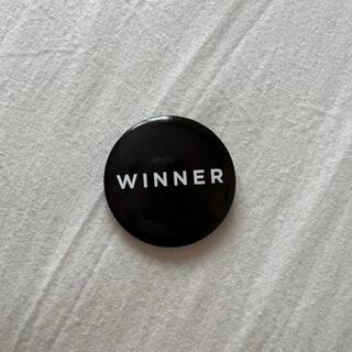 ウィナー(WINNER)のWINNER DROPTOP 缶バッジ ロゴ 黒(K-POP/アジア)