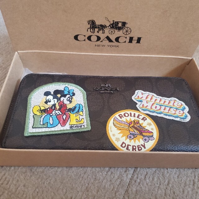 COACH、ディズニーコラボ長財布