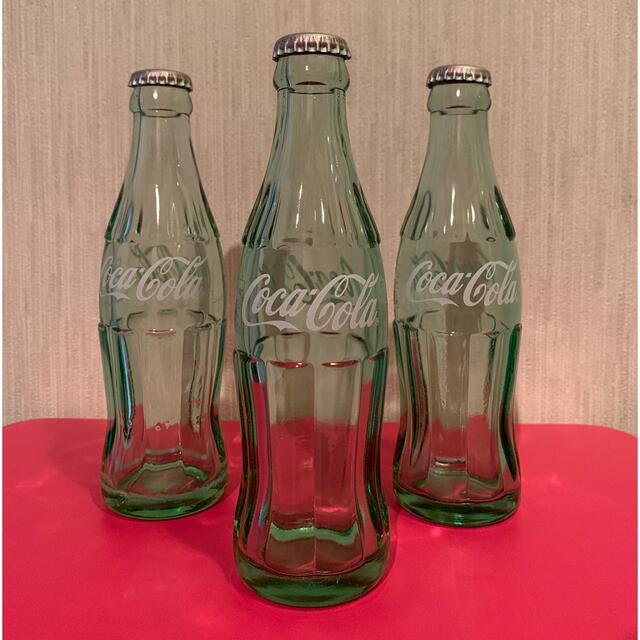 コカ・コーラ(コカコーラ)のコカ・コーラ 空瓶 3本セット【6本セットもやってます!!】 インテリア/住まい/日用品のインテリア小物(置物)の商品写真