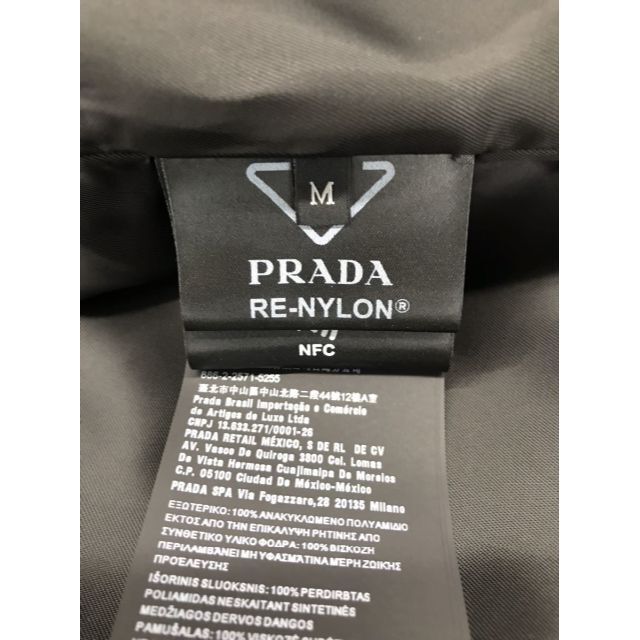 PRADA(プラダ)のプラダ★21AW ネック三角プレートポーチオーバーサイズナイロンレインコート メンズのジャケット/アウター(ステンカラーコート)の商品写真