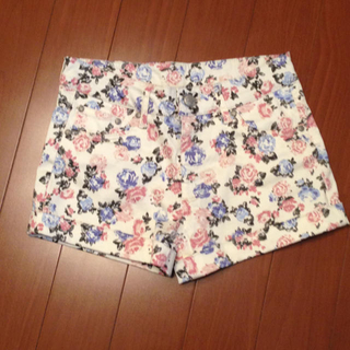 オゾック(OZOC)のオゾックの花柄ショートパンツ(ショートパンツ)