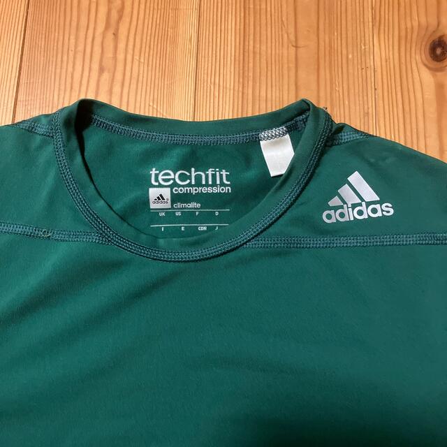 adidas(アディダス)のアディダス　techfit  コンプレッションシャツ スポーツ/アウトドアのトレーニング/エクササイズ(トレーニング用品)の商品写真