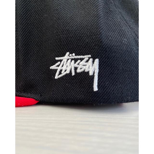 STUSSY(ステューシー)のSTUSSYステューシー　ブラック×レッド　キャップ　刺繍　ピンストライプ メンズの帽子(キャップ)の商品写真