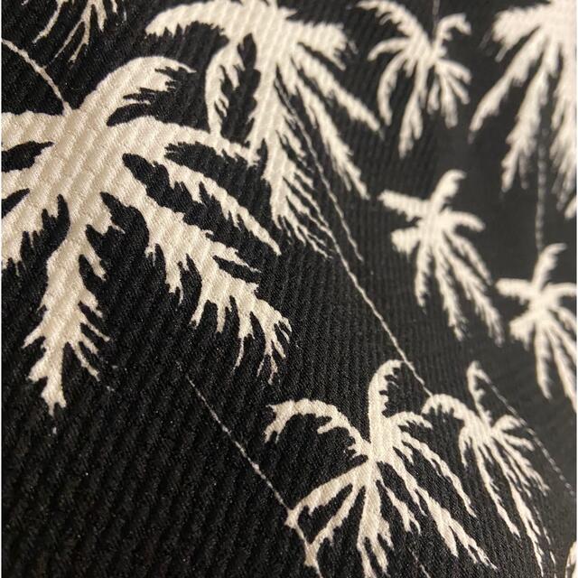 INGNI(イング)のTシャツ　ヤシの木　リゾート柄　黒　Uネック　ストレッチ レディースのトップス(Tシャツ(半袖/袖なし))の商品写真