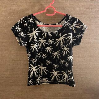 イング(INGNI)のTシャツ　ヤシの木　リゾート柄　黒　Uネック　ストレッチ(Tシャツ(半袖/袖なし))