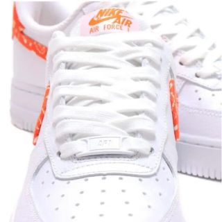 新品/24】ナイキ AIR FORCE 1 07 ペイズリー オレンジ 白