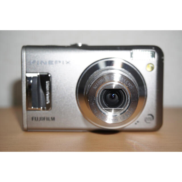 富士フイルム(フジフイルム)の富士フィルム fujifilm finepix f31fd 動作確認済 スマホ/家電/カメラのカメラ(コンパクトデジタルカメラ)の商品写真