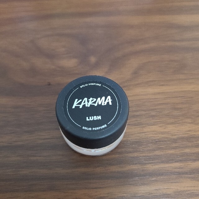 LUSH(ラッシュ)のLUSH ソリッドパフューム「KARMA(カルマ)」 コスメ/美容の香水(香水(女性用))の商品写真