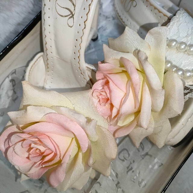 dazzy store(デイジーストア)のハートヒール ミュール サンダル 薔薇 パール レース ホワイト キャバ嬢 店靴 レディースの靴/シューズ(サンダル)の商品写真