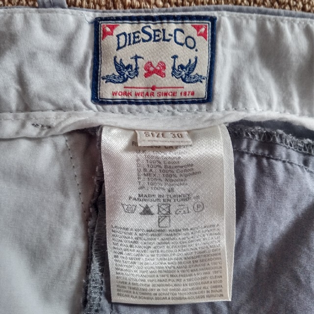 DIESEL(ディーゼル)のDIESEL  ディーゼル　メンズ　ハーフパンツ　サイズ30　グレー メンズのパンツ(ショートパンツ)の商品写真