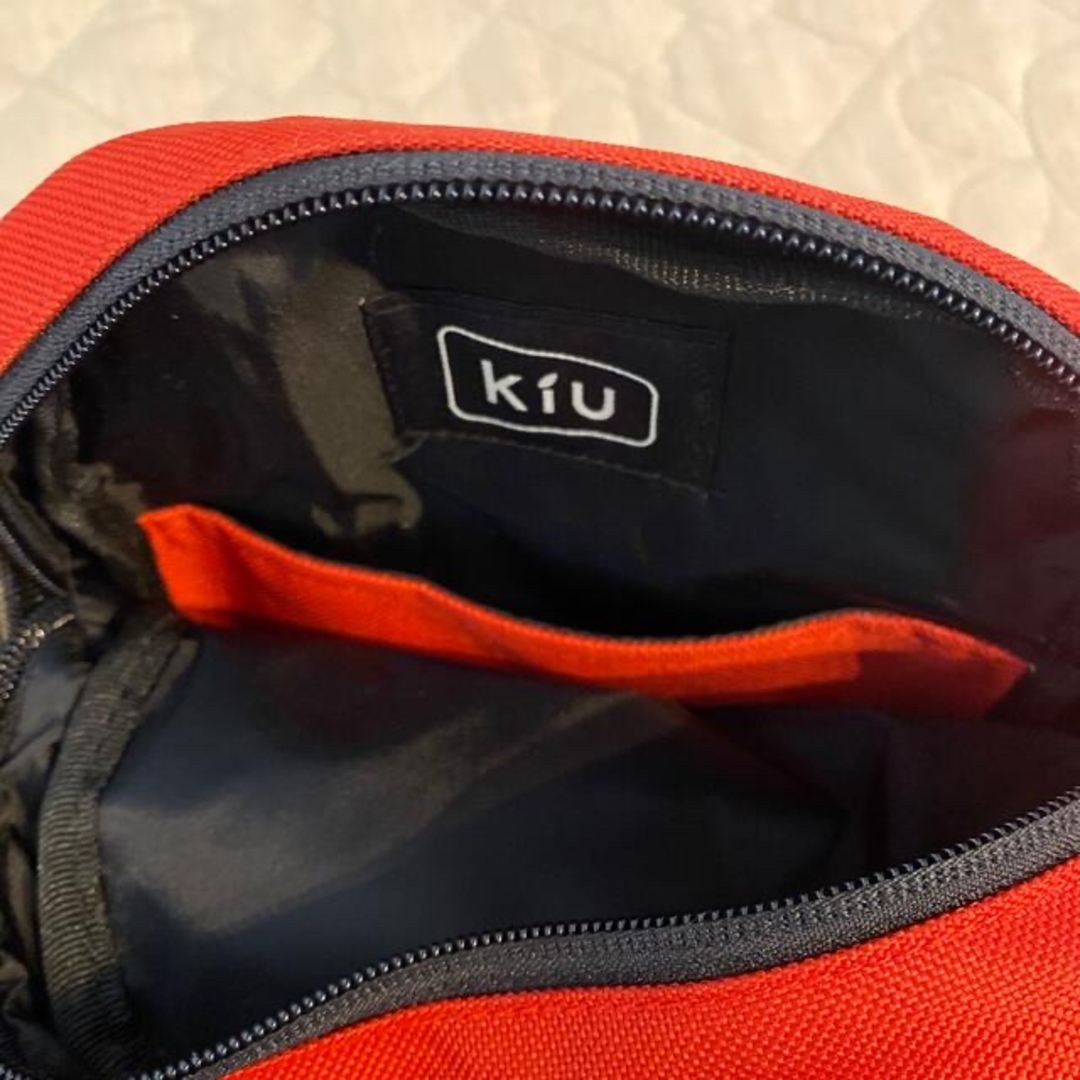 KiU(キウ)のkiu   アウトドアバッグ　サコッシュ　防水　レッド スポーツ/アウトドアのアウトドア(登山用品)の商品写真