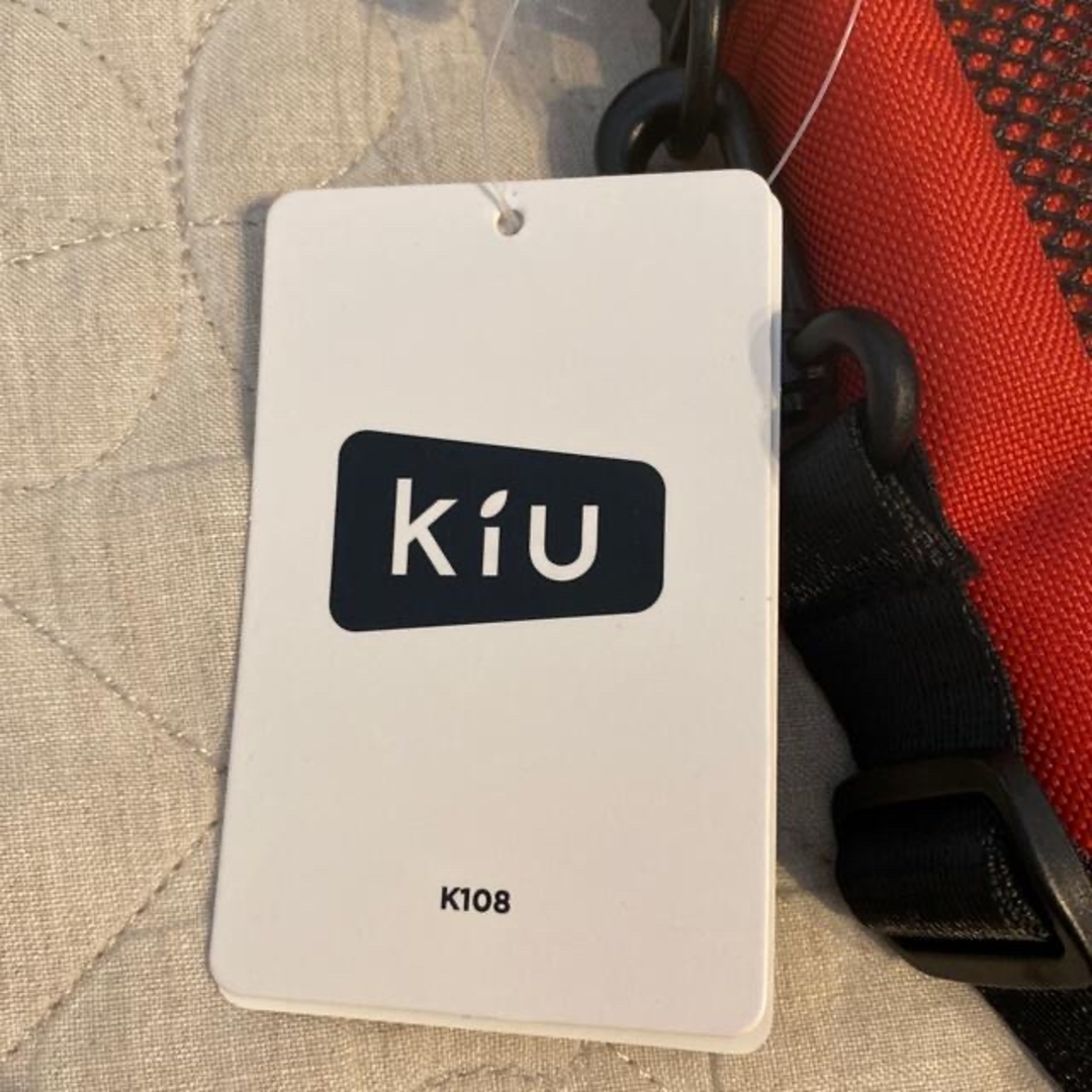 KiU(キウ)のkiu   アウトドアバッグ　サコッシュ　防水　レッド スポーツ/アウトドアのアウトドア(登山用品)の商品写真