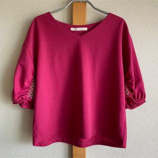 ルノンキュール Ｖネック袖刺繍入りカットソー（ピンク）(カットソー(半袖/袖なし))