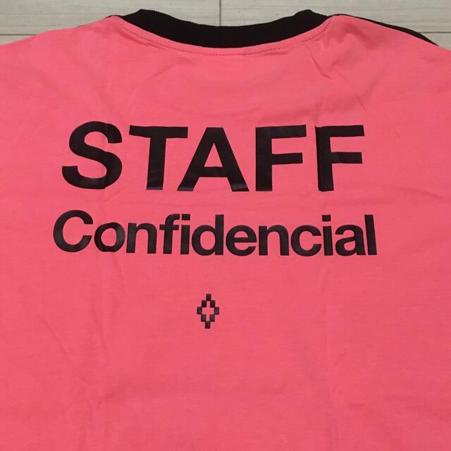 MARCELO BURLON(マルセロブロン)のMarcelo Burlon STAFF Tシャツ ブラック/ピンク Mサイズ メンズのトップス(Tシャツ/カットソー(半袖/袖なし))の商品写真