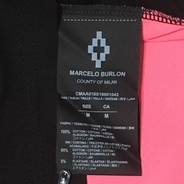 MARCELO BURLON(マルセロブロン)のMarcelo Burlon STAFF Tシャツ ブラック/ピンク Mサイズ メンズのトップス(Tシャツ/カットソー(半袖/袖なし))の商品写真