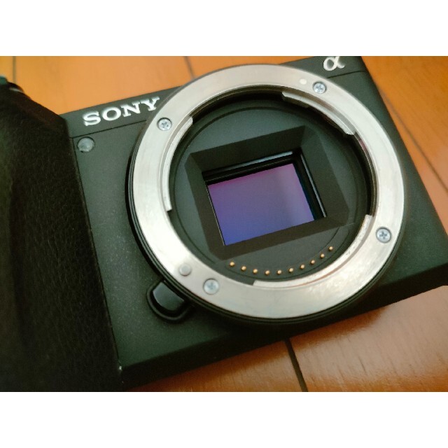 SONY(ソニー)の美品■α6600_ショット数2323回、箱・液晶フィルム付き スマホ/家電/カメラのカメラ(ミラーレス一眼)の商品写真