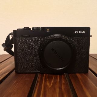 FUJI FILM ミラーレスデジタルカメラ X-E4 BLACK(ミラーレス一眼)