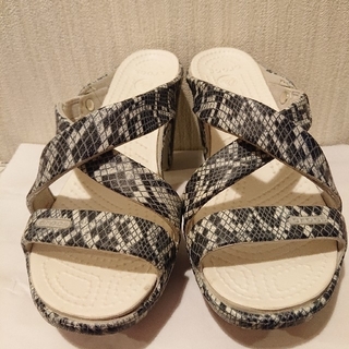 クロックス(crocs)のクロックス  パイソン柄サンダル(サンダル)