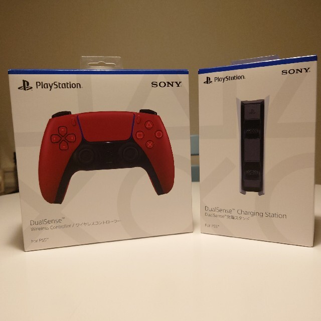 PlayStation(プレイステーション)の純正:ps5コントローラー・充電スタンドセット エンタメ/ホビーのゲームソフト/ゲーム機本体(その他)の商品写真