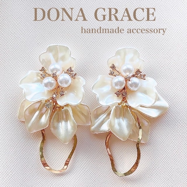 ホワイトフラワー パールビジュー ランダム花びら チャームの通販 by DONA GRACE｜ラクマ