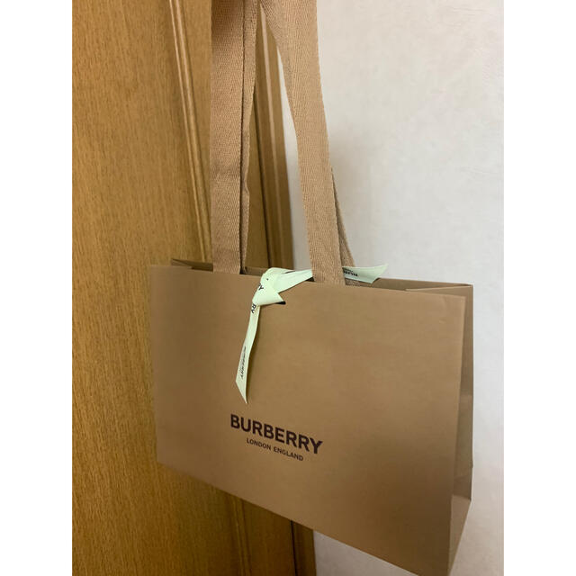 BURBERRY(バーバリー)の【pen**様専用19日まで】バーバリー紙袋　黄緑リボン付き レディースのバッグ(ショップ袋)の商品写真