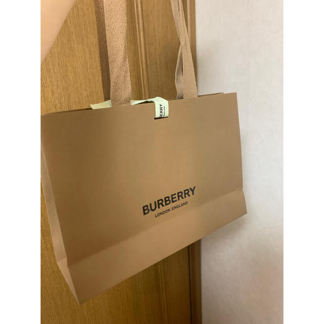 BURBERRY(バーバリー)の【pen**様専用19日まで】バーバリー紙袋　黄緑リボン付き レディースのバッグ(ショップ袋)の商品写真