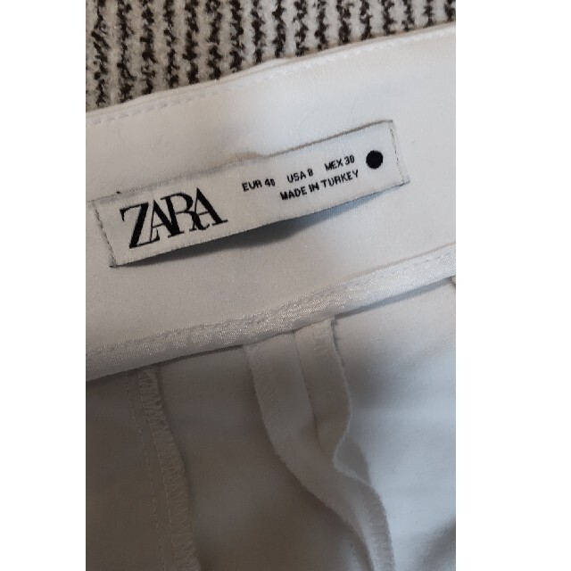 ZARA(ザラ)のザラ　ハイウエスト　ＺＡＲＡテーパードパンツ白ホワイト レディースのパンツ(カジュアルパンツ)の商品写真