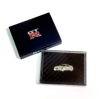 ニッサン(日産)の日産35GT-R☆ピンバッジ PINS アルティメイトメタルシルバー(車内アクセサリ)