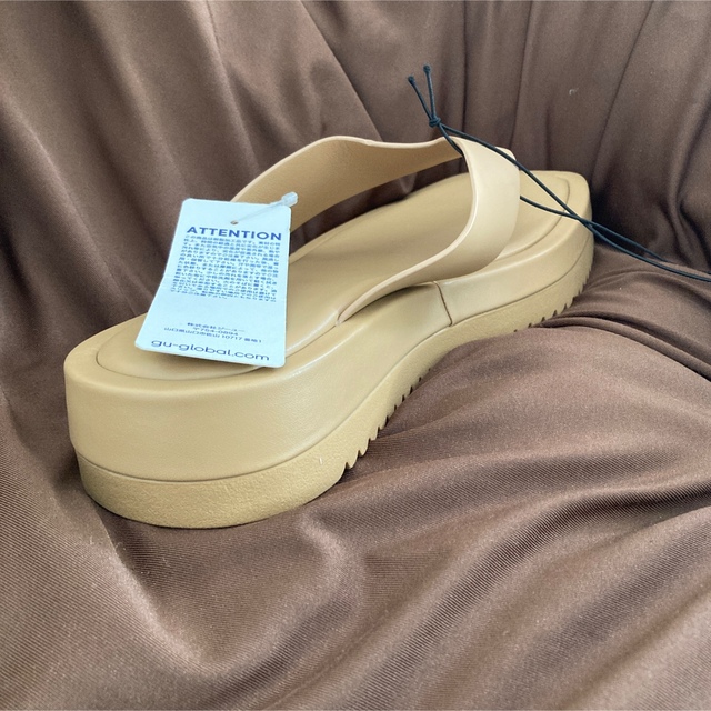 GU(ジーユー)の【新品未使用】GU ボリュームソールトングサンダル S (22.5㎝) レディースの靴/シューズ(サンダル)の商品写真