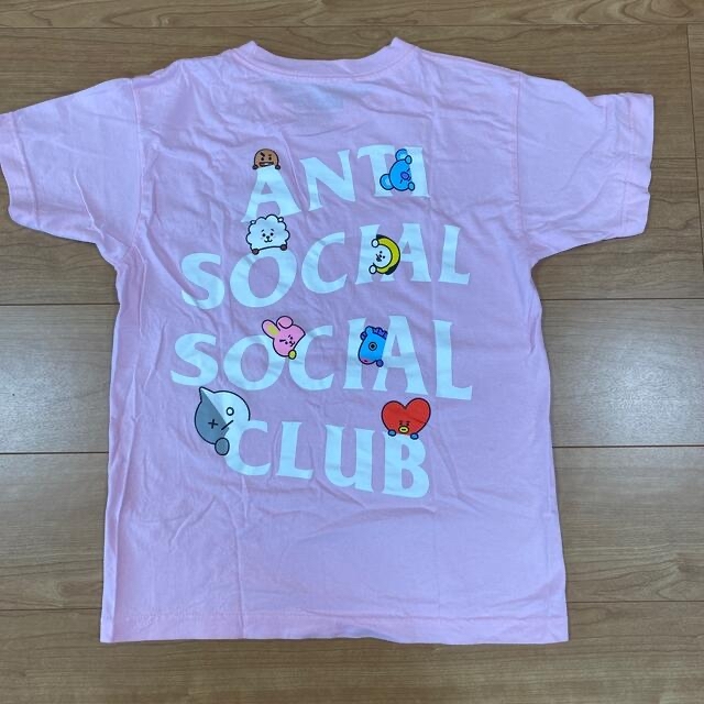 ANTI SOCIAL SOCIAL CLUB(アンチソーシャルソーシャルクラブ)のnoriboyさん専用antisocialとbt21のコラボTシャツ　ピンク メンズのトップス(Tシャツ/カットソー(半袖/袖なし))の商品写真