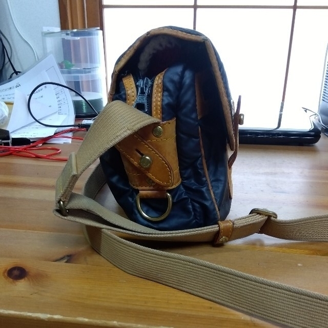 ハンティングワールド　メンズショルダーバッグ紺色 メンズのバッグ(ショルダーバッグ)の商品写真