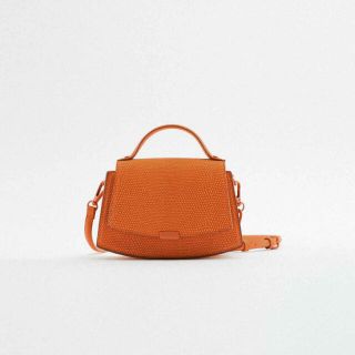 ザラ(ZARA)のZARA レリーフデザインクロスボディバッグ　オレンジ(ショルダーバッグ)